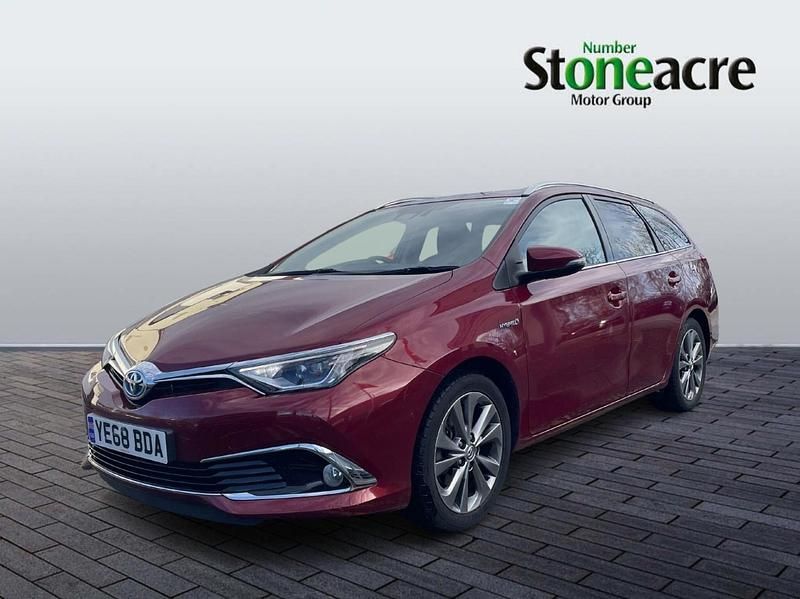 Used Toyota Auris Hybrid Sport 136 HP (100 kW) 2018 Red Estate