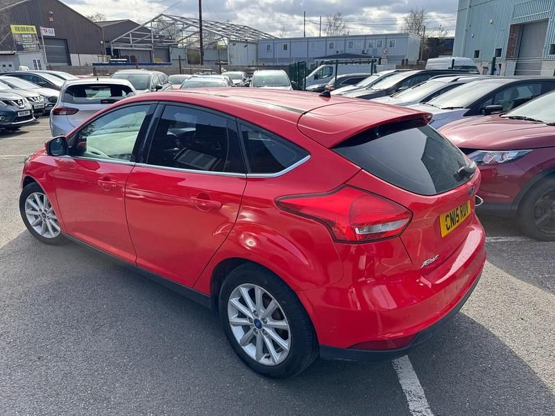 Used Ford Focus Titanium 125 HP (91 kW) 2015 Red Hatchback