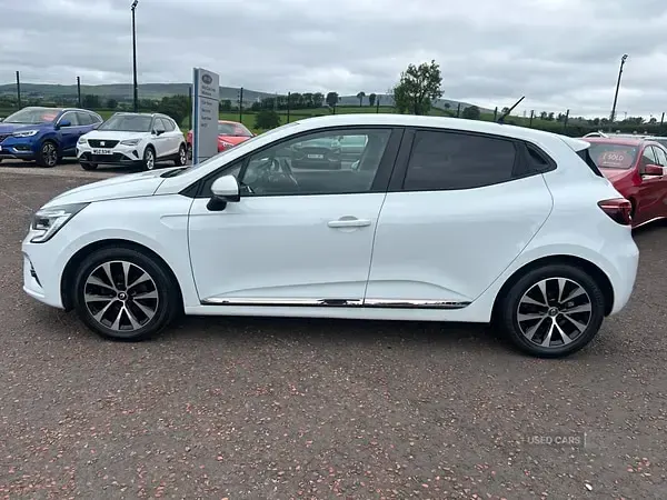 Used Renault Clio Iconic 100 HP (73 kW) 2020 White Hatchback