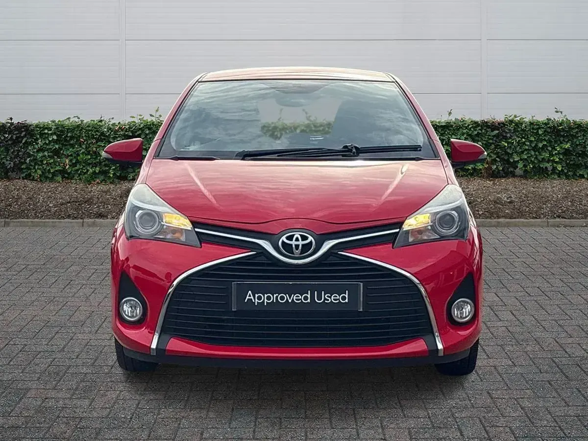 Used Toyota Yaris 99 HP (72 kW) 2015 Red Hatchback