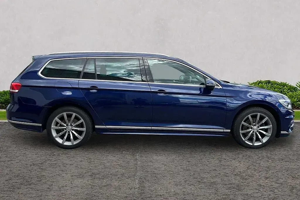 Used VW Passat R-line 150 HP (110 kW) 2018 Blue Estate