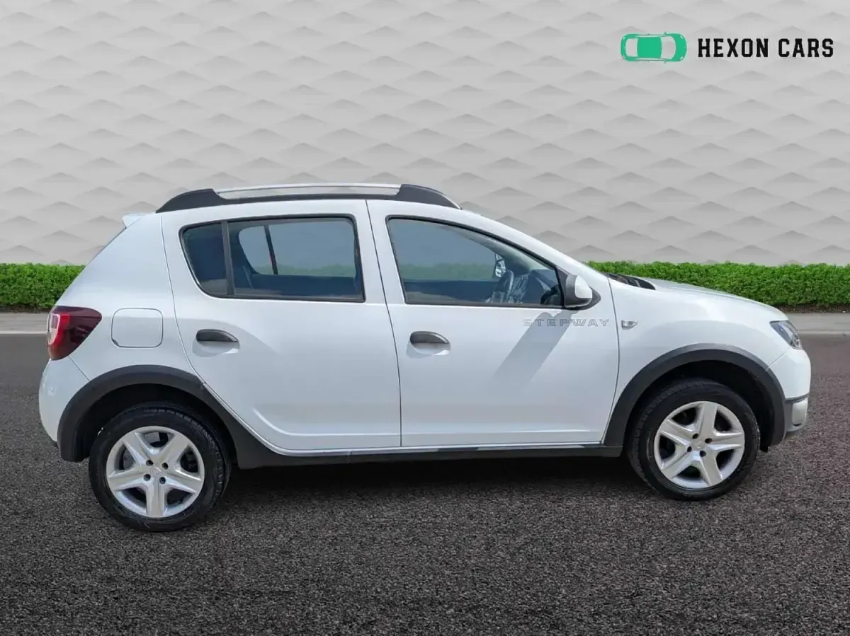 Used Dacia Sandero Lauréate 90 HP (66 kW) 2013 White Hatchback