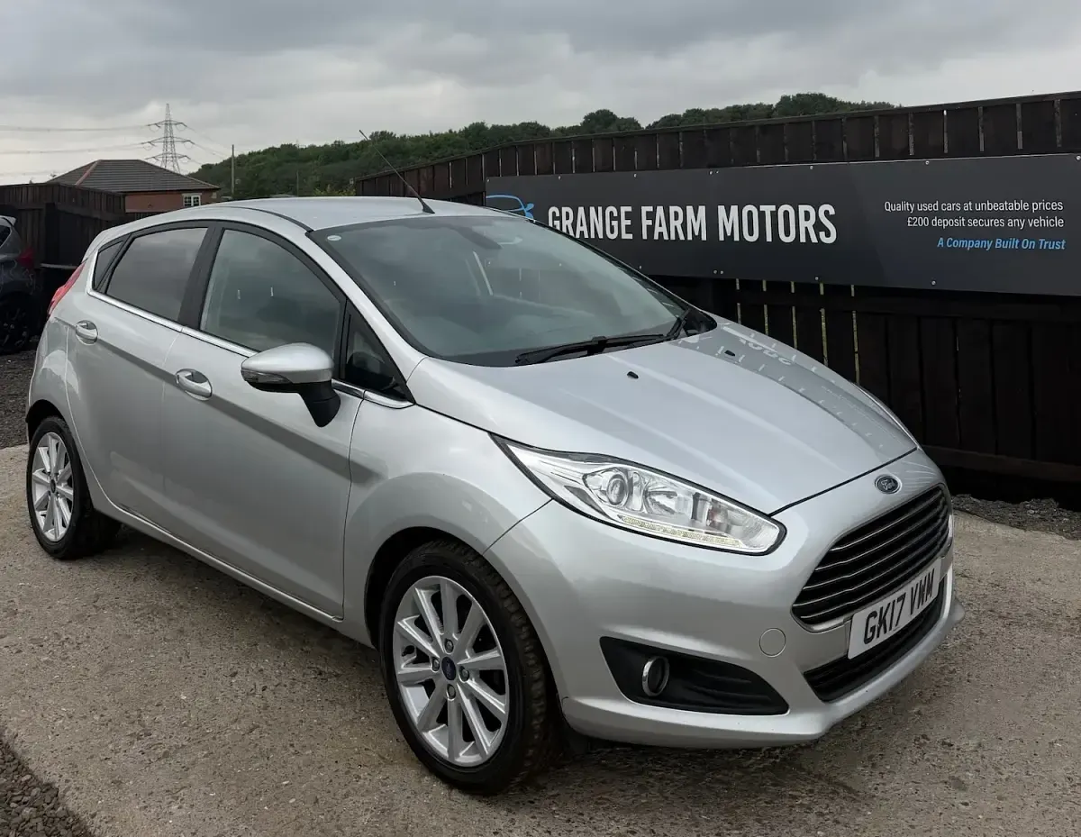 Used Ford Fiesta Titanium 100 HP (73 kW) 2017 Silver Hatchback