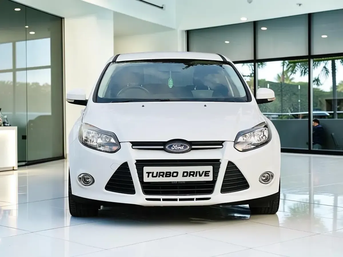 Used Ford Focus Zetec 2012 White Hatchback