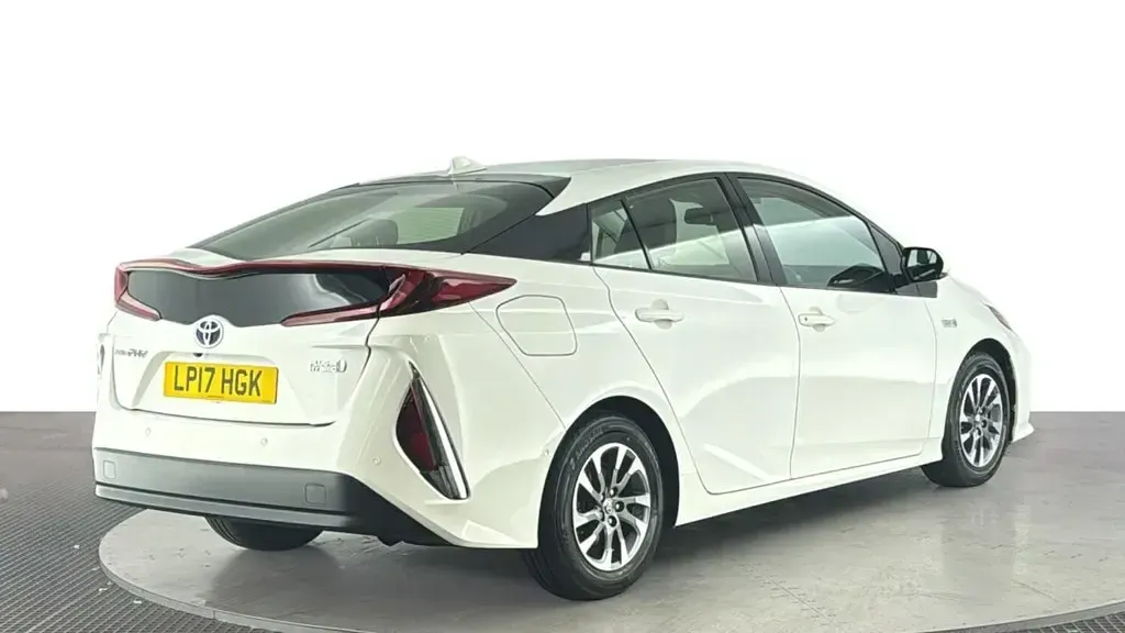 Used Toyota Prius 122 HP (89 kW) 2017 White Hatchback