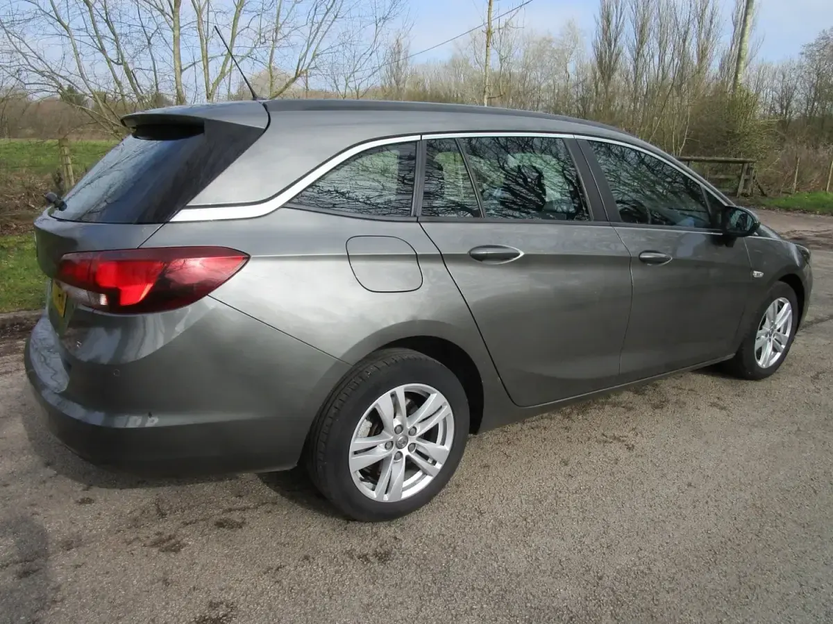 Usado Vauxhall Astra Design Edition 136 CV (100 kW) 2017 Gris Familiar
