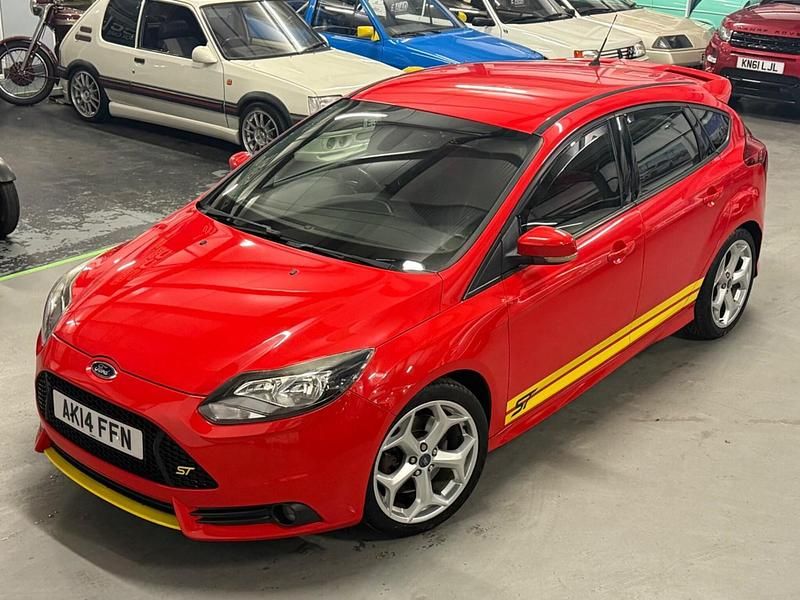 Red Used 2014 Ford Focus ST Hatchback | £6,994 (Fair price) - Image 1/4