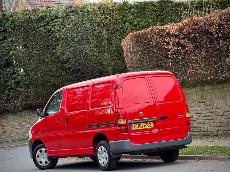 Used Toyota HiAce 95 HP (69 kW) 2011 Red Van