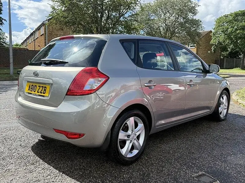 Used Kia Ceed 126 HP (92 kW) 2010 Silver Hatchback