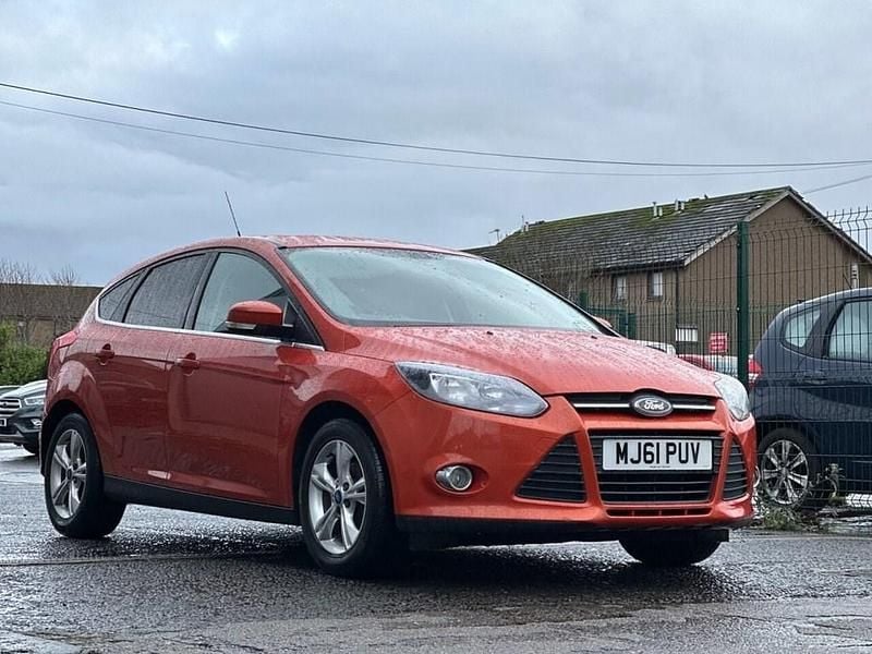 Used Ford Focus Zetec 125 HP (91 kW) 2011 Red Hatchback