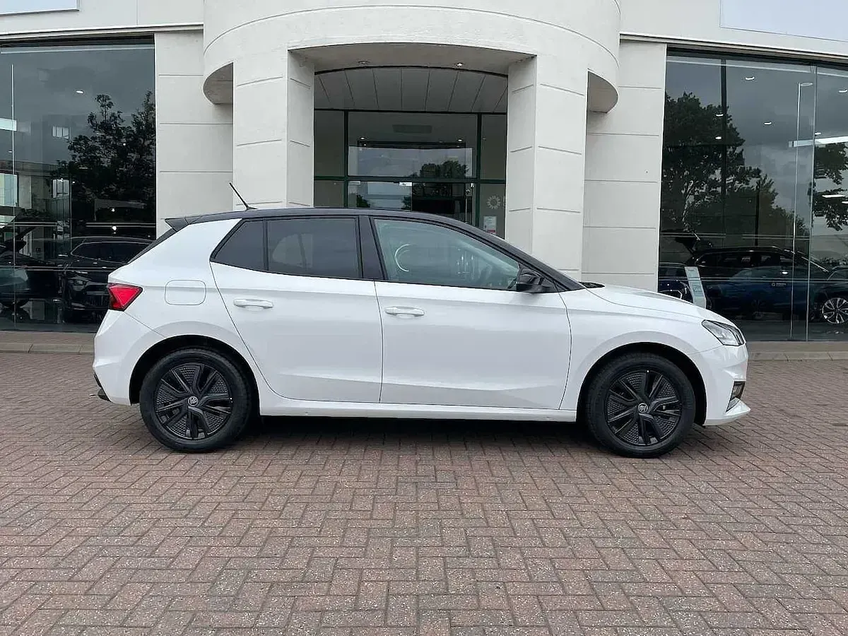 Used Skoda Fabia Design Edition 59 HP (43 kW) 2025 Candy white black magic pearl effect Hatchback