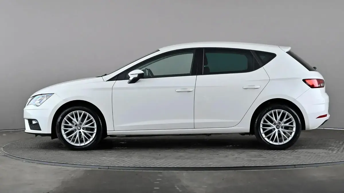 Used Seat Leon SE Dynamic 115 HP (84 kW) 2020 White Hatchback