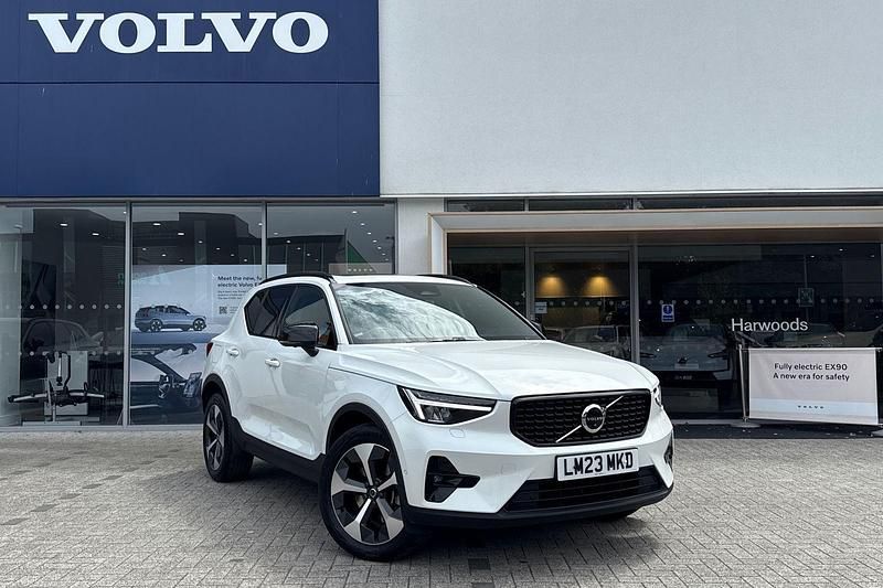 White Used 2023 Volvo XC40 Ultimate SUV | £33,490 (Good price) - Image 1/4