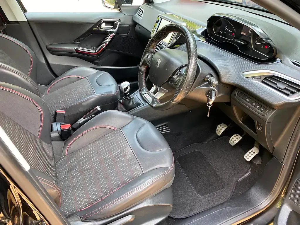 Used Peugeot 208 GT-line 120 HP (88 kW) 2016 Black Hatchback
