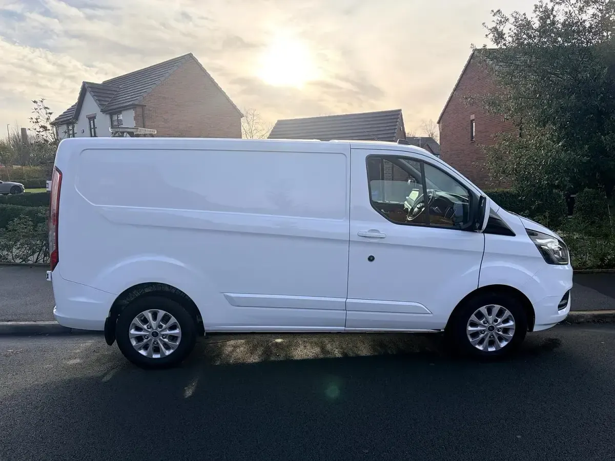 Used Ford Transit Custom Limited 130 HP (95 kW) 2020 White Van