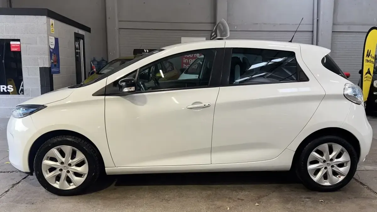 Used Renault Zoe Dynamique 64 kW (88 HP) 2015 White Hatchback
