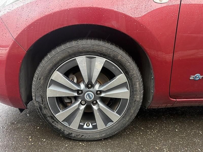 Used Nissan Leaf Tekna 80 kW (109 HP) 2014 Red Hatchback