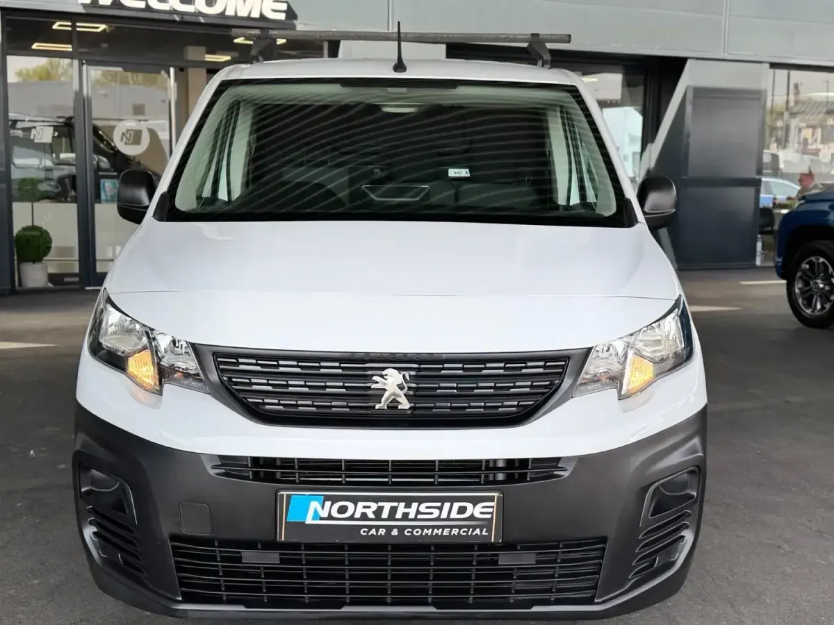 Second-hand Peugeot Partner Premium 2023 Alb Monovolum