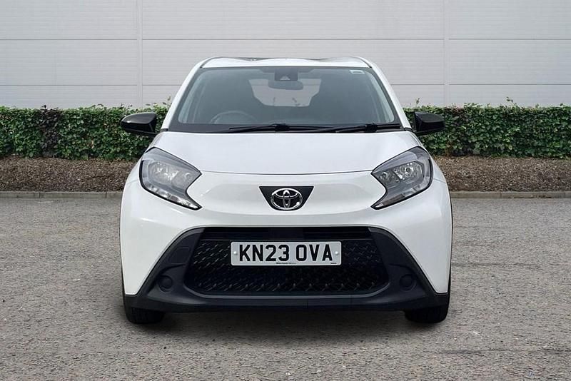 Used Toyota Aygo X PURE 72 HP (52 kW) 2023 White SUV