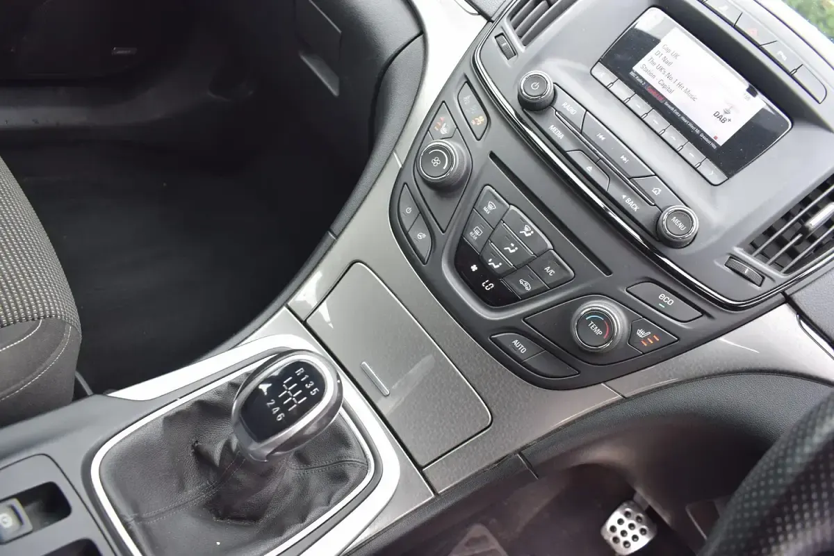Used Vauxhall Insignia Edition 163 HP (119 kW) 2014 White Estate
