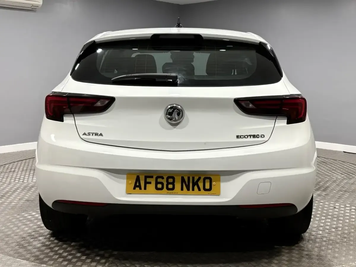 Used Vauxhall Astra Elite 110 HP (80 kW) 2018 White Hatchback