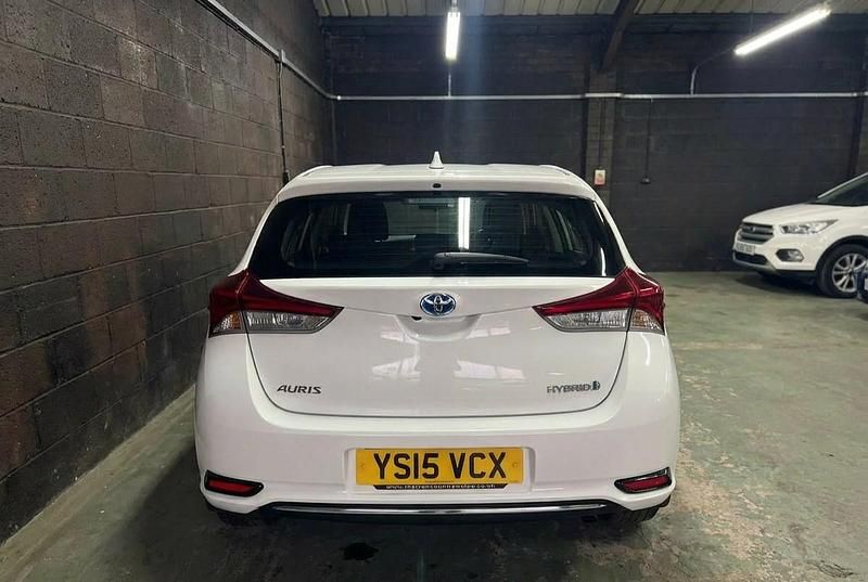 Used Toyota Auris Hybrid 136 HP (100 kW) 2015 White Hatchback