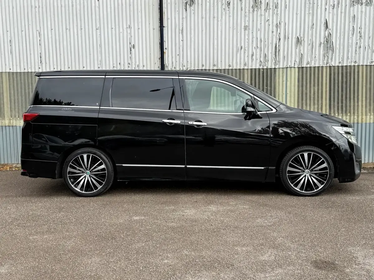 Usado Nissan Elgrand 2024 Negro Monovolumen