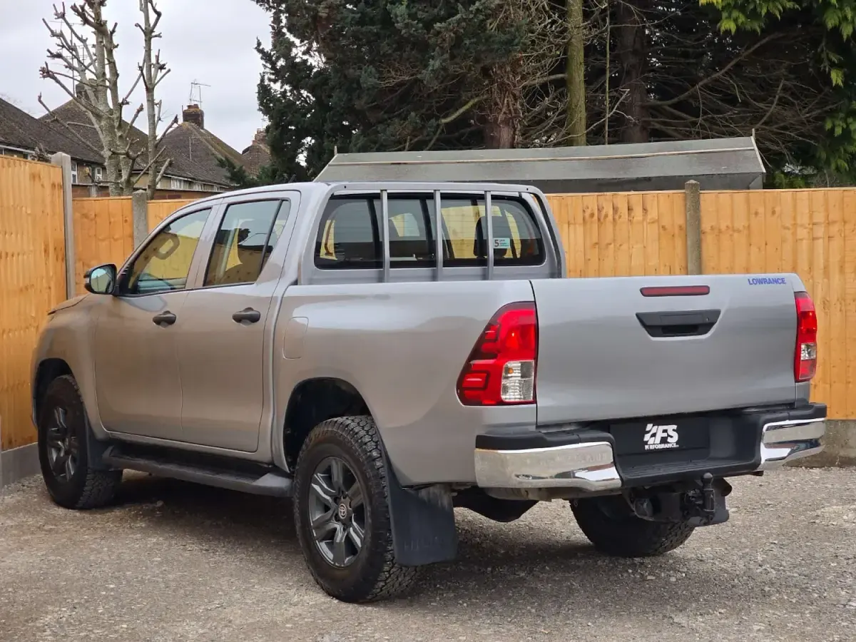 Used Toyota HiLux Active 150 HP (110 kW) 2017 Silver Pickup