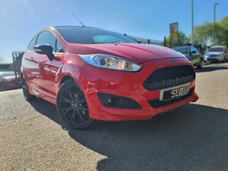 Używany Ford Fiesta Zetec 140 KM (102 kW) 2015 Czerwony Hatchback