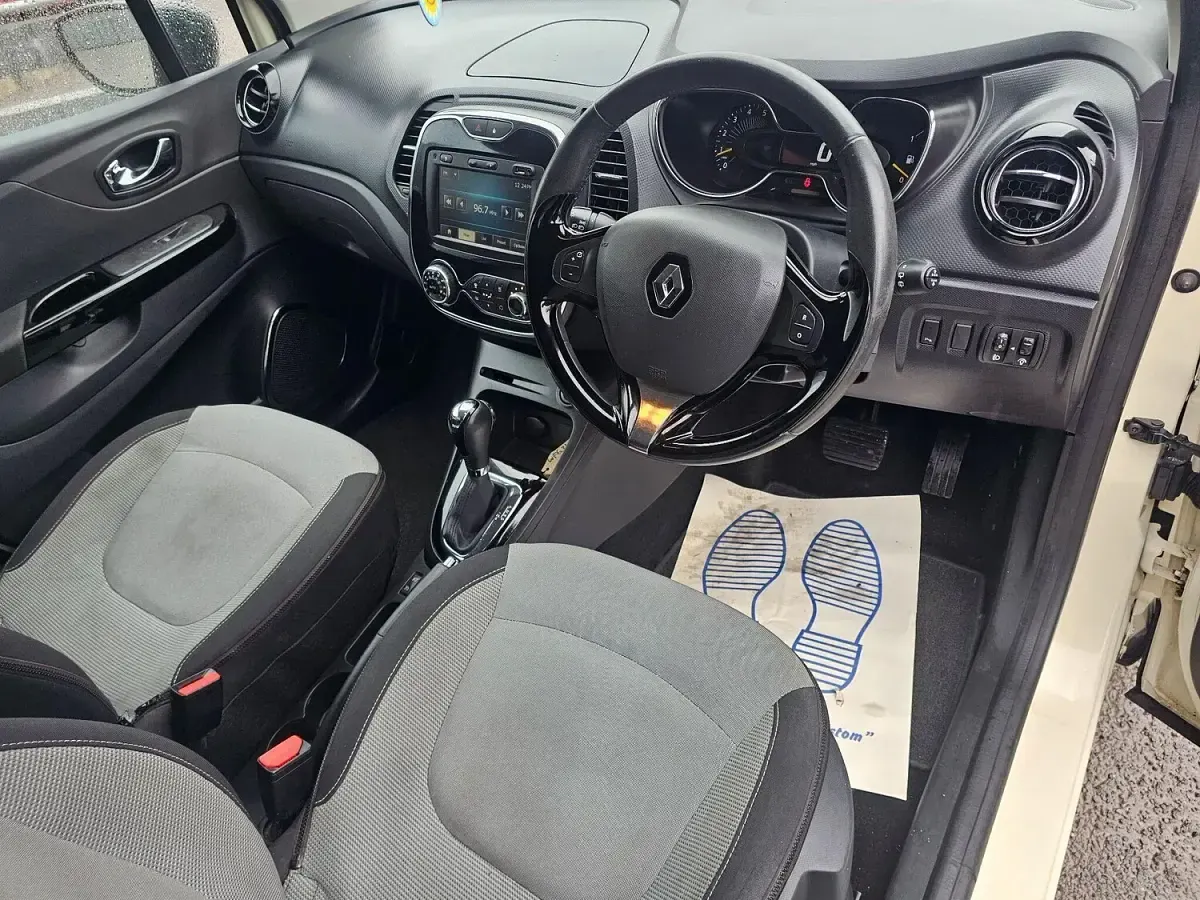 Used Renault Captur Dynamique 90 HP (66 kW) 2013 Cream/black SUV