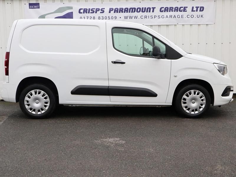 Used Vauxhall Combo Sportive 100 HP (73 kW) 2019 White Van