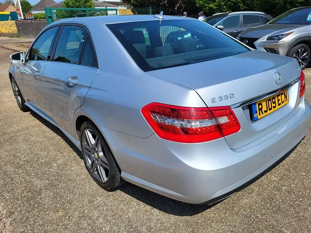 Używany Mercedes E350 231 KM (169 kW) 2009 Srebrny Sedan/Limuzyna