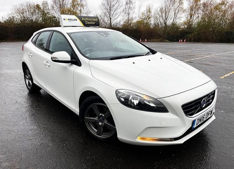 Used Volvo V40 120 HP (88 kW) 2016 White Hatchback