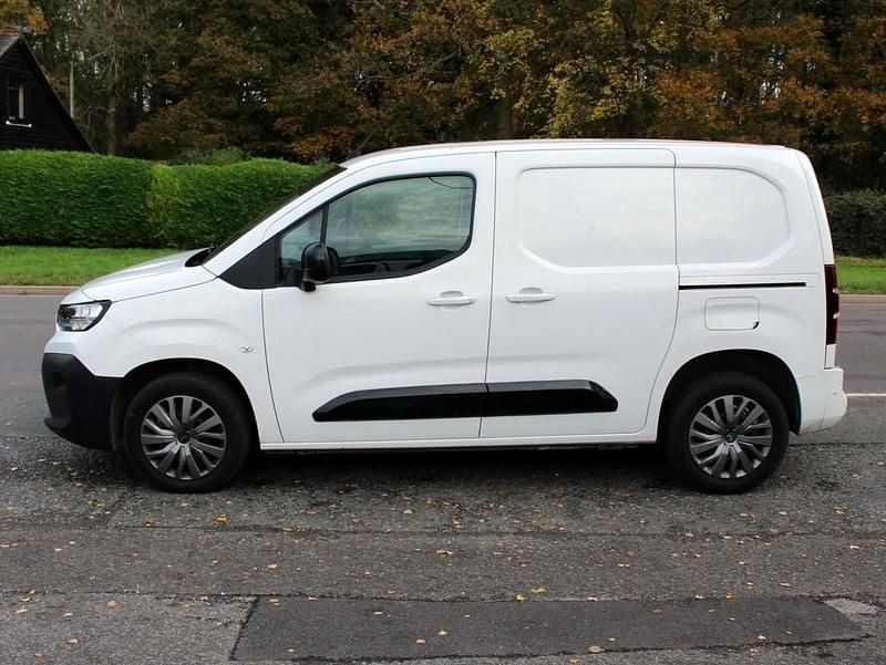 Used Citroën Berlingo 100 HP (73 kW) 2024 White MPV