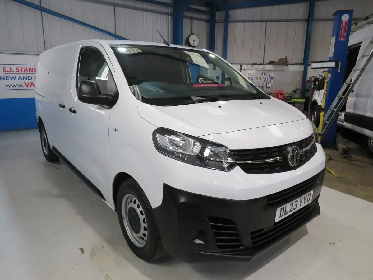 Used Vauxhall Vivaro 100 HP (73 kW) 2023 White MPV