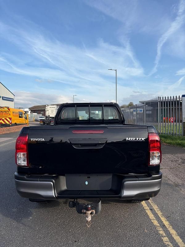 Used Toyota HiLux Active 150 HP (110 kW) 2021 Black Pickup