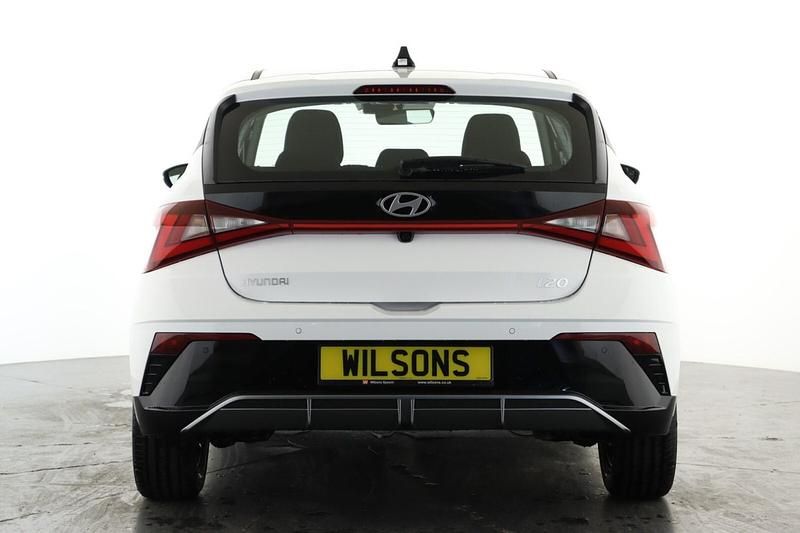Used Hyundai i20 Advanced 90 HP (66 kW) 2024 White Hatchback