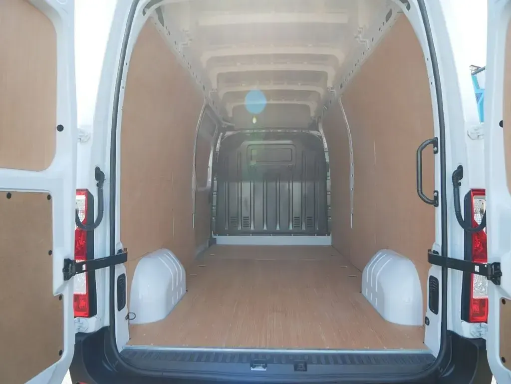 Used Renault Master Business 135 HP (99 kW) 2023 White MPV