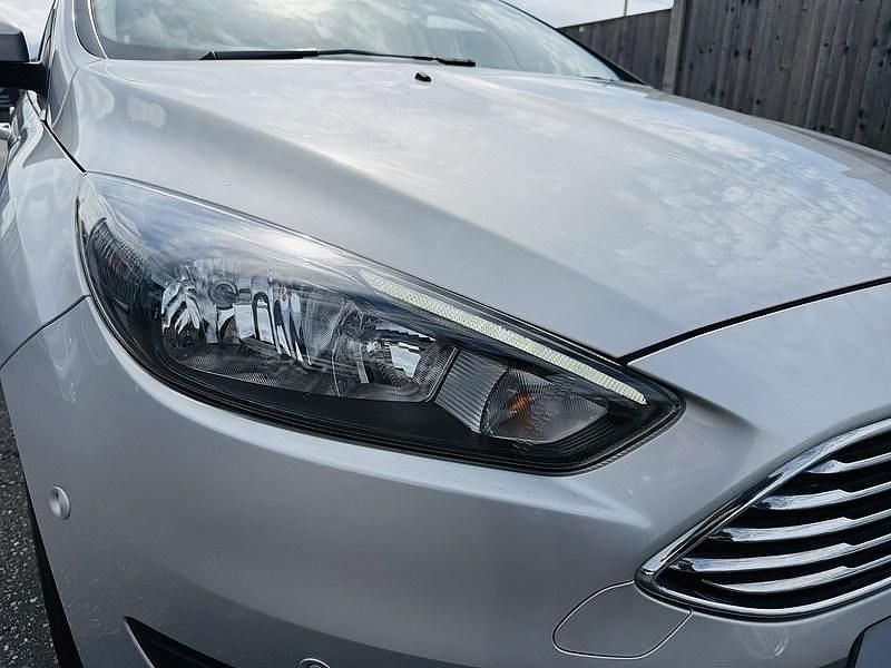 Used Ford Focus Titanium 125 HP (91 kW) 2015 Silver Hatchback