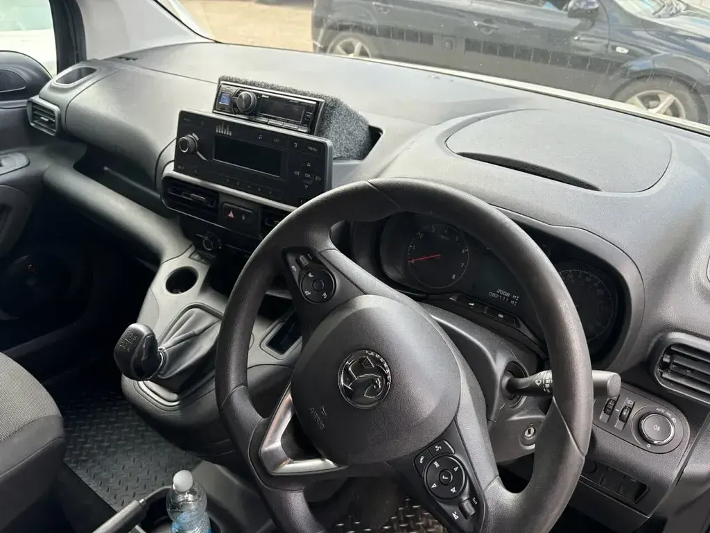 Begagnad Vauxhall Combo Sportive 75 HK (55 kW) 2019 Vit Minibuss