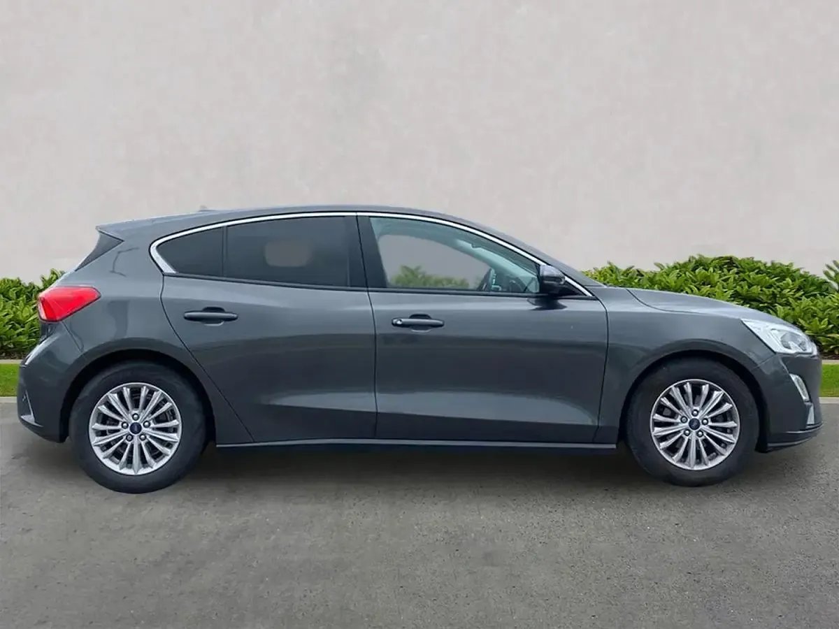 Used Ford Focus Titanium 125 HP (91 kW) 2018 Grey Hatchback