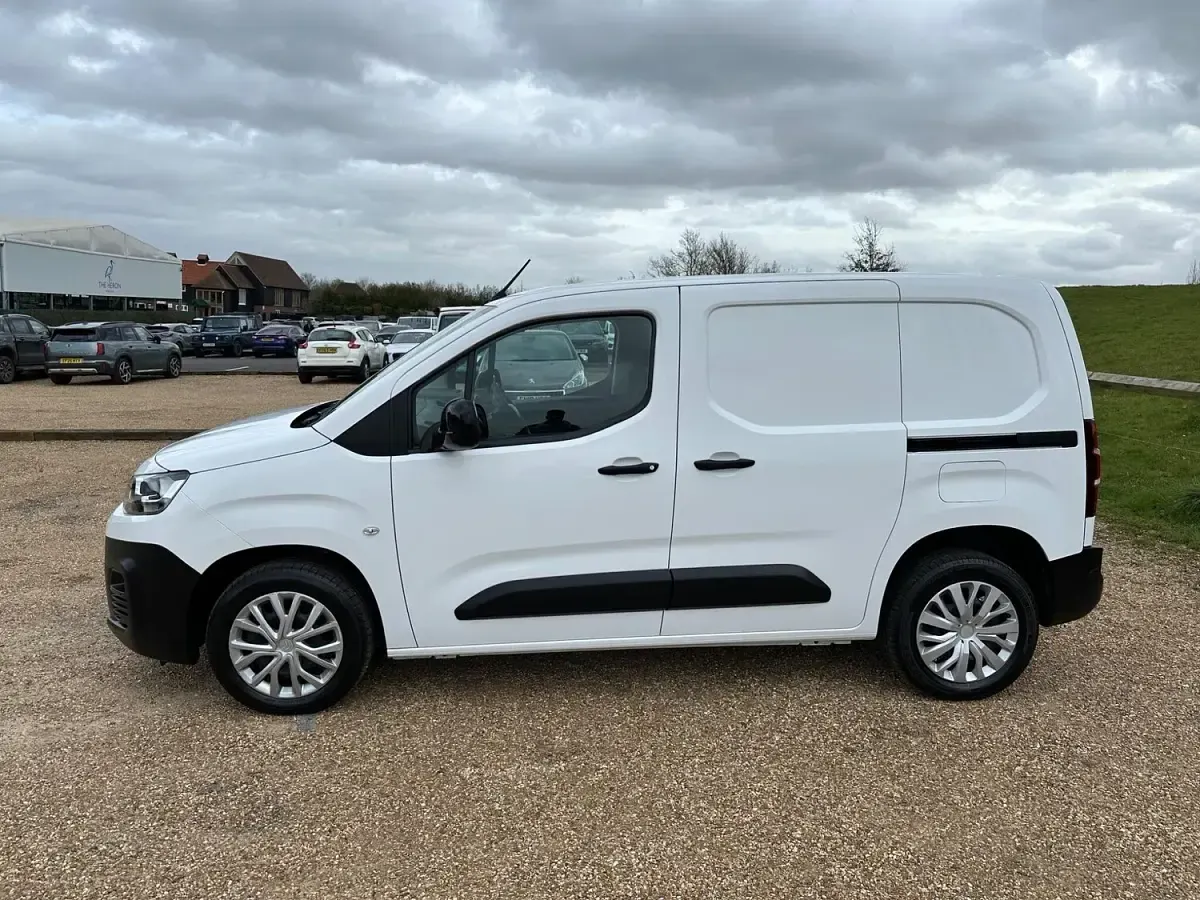 Used Citroën Berlingo PureTech 110 HP (80 kW) 2022 White MPV