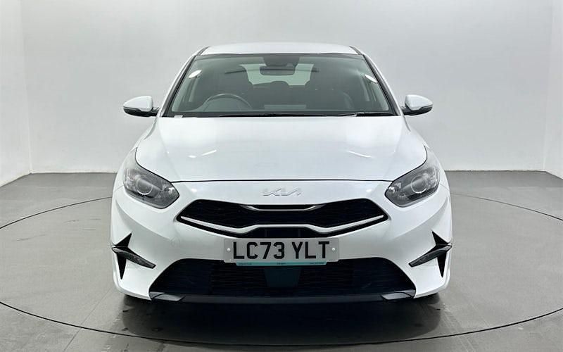 Używany Kia Ceed 160 KM (117 kW) 2023 Biały Hatchback