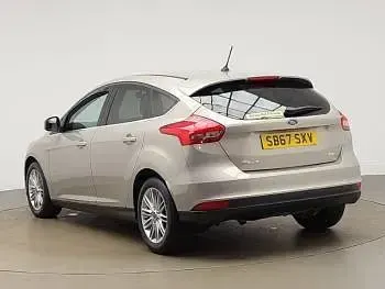 Usado Ford Focus Zetec 125 HP (91 kW) 2017 Prateado Citadino