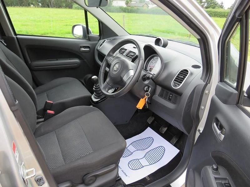 Used Suzuki Splash 67 HP (49 kW) 2014 Silver Hatchback