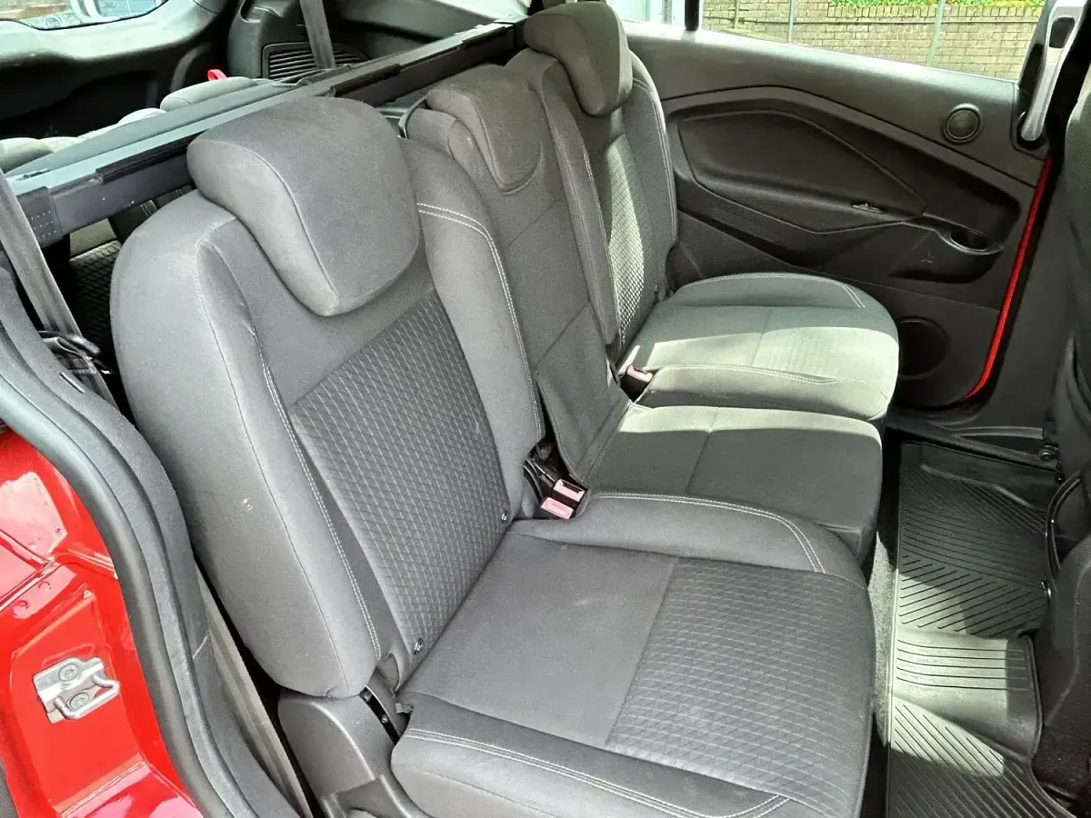 Used Ford Grand C-Max Zetec 120 HP (88 kW) 2016 Red MPV