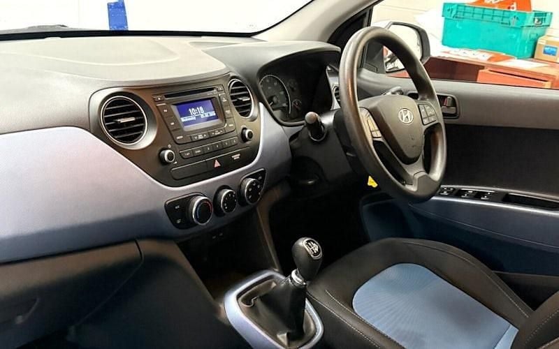 Used Hyundai i10 SE 66 HP (48 kW) 2015 White Hatchback