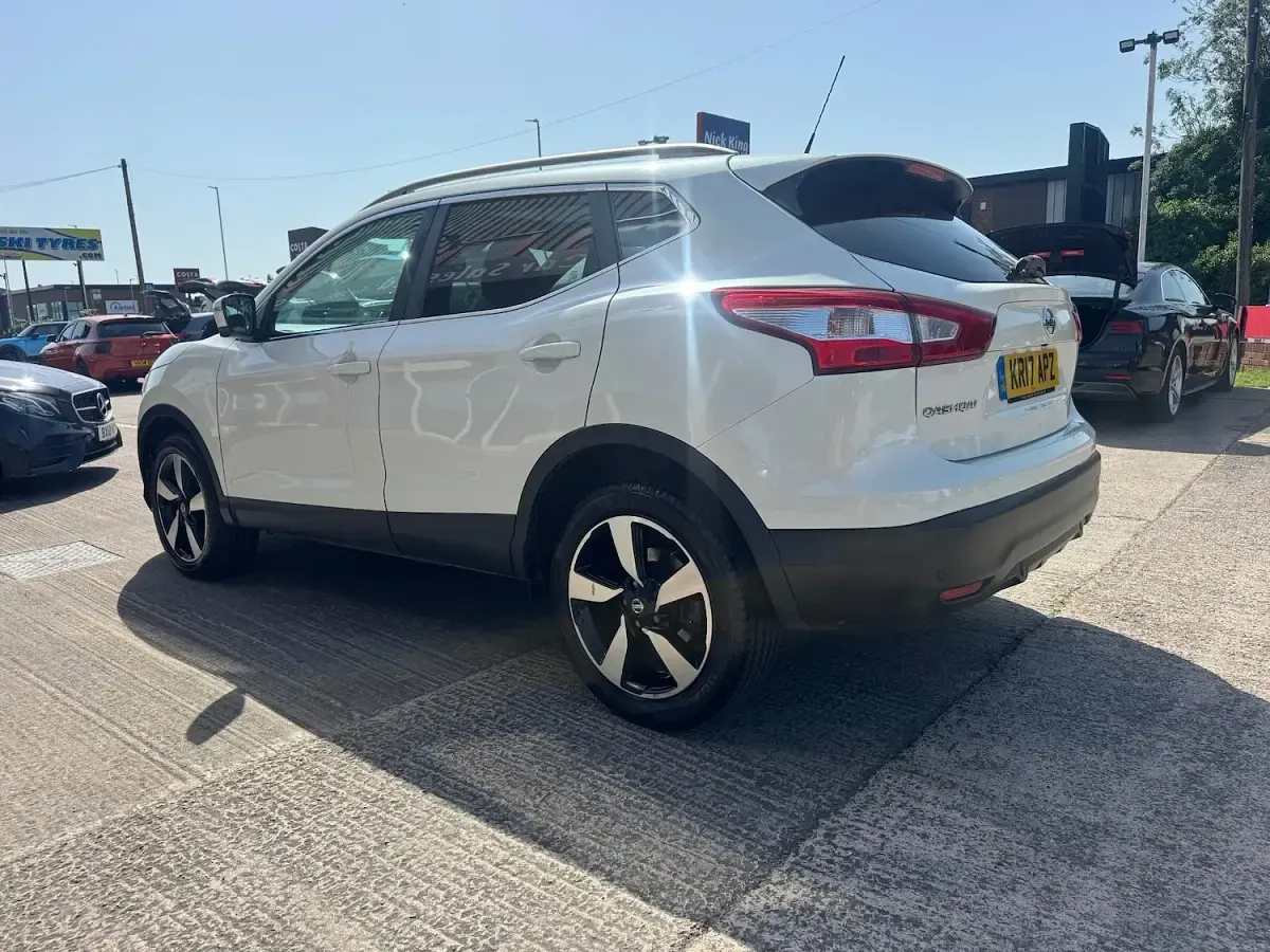 Used Nissan Qashqai N-Connecta 110 HP (80 kW) 2017 Pearl white SUV