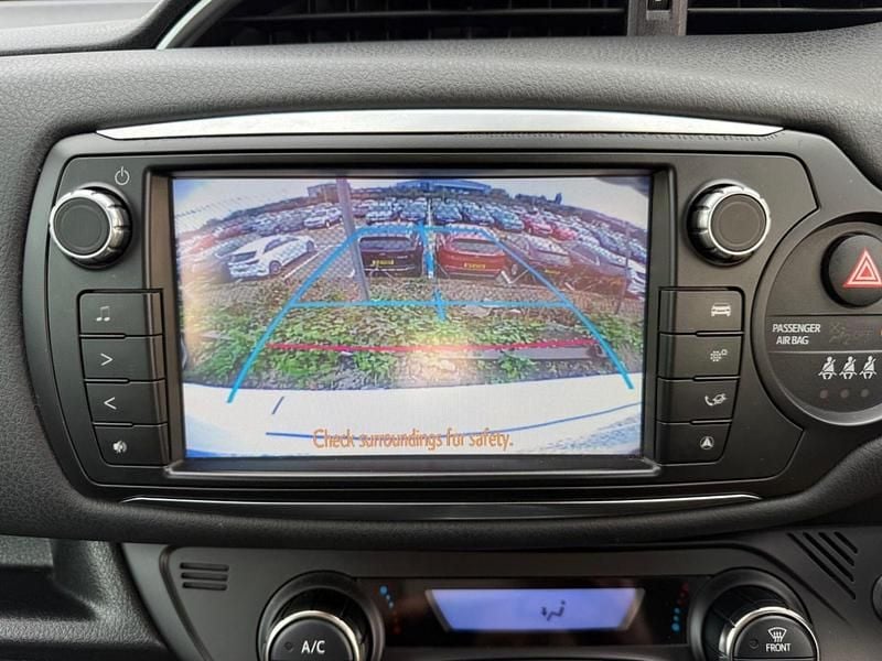 Used Toyota Yaris Hybrid 2014 White Hatchback