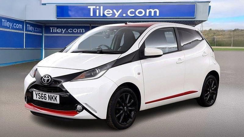 Used Toyota Aygo x-press 69 HP (50 kW) 2017 White Hatchback